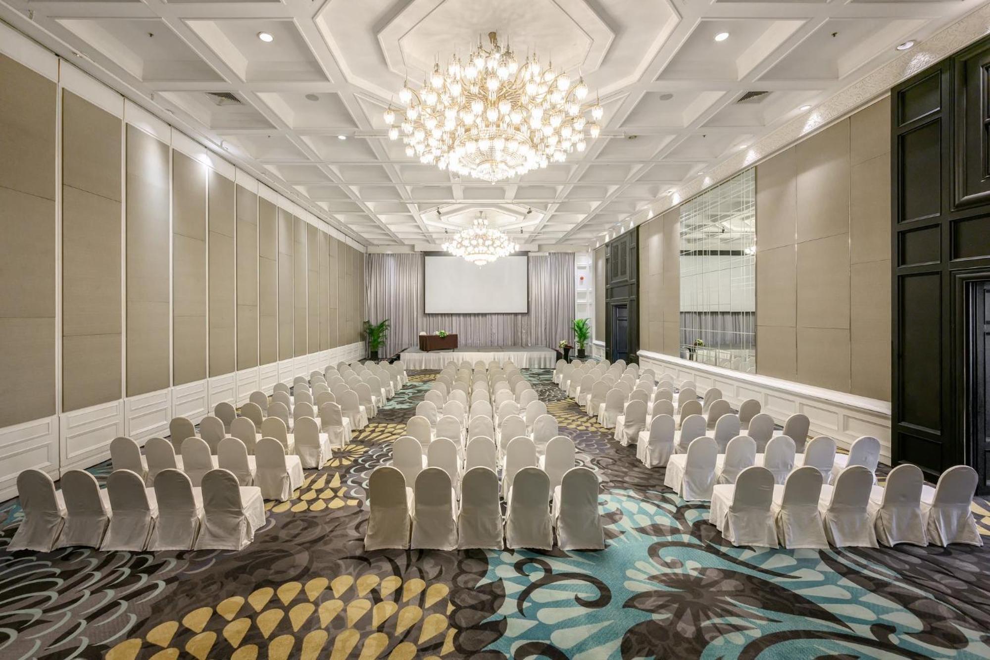 Centara Grand At Plaza Ladprao 5* 曼谷